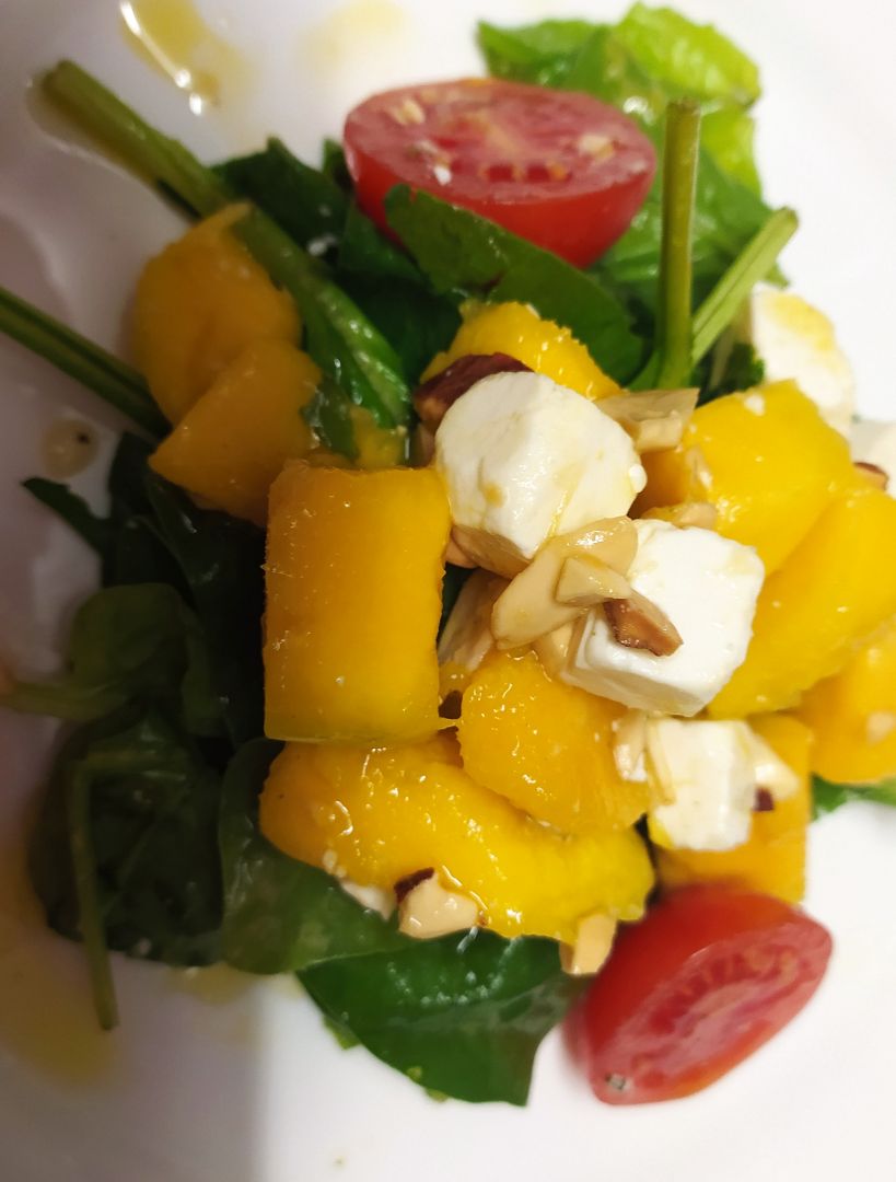 Ensalada de mango, queso y espinacas Ensalada de mango, queso y espinacas