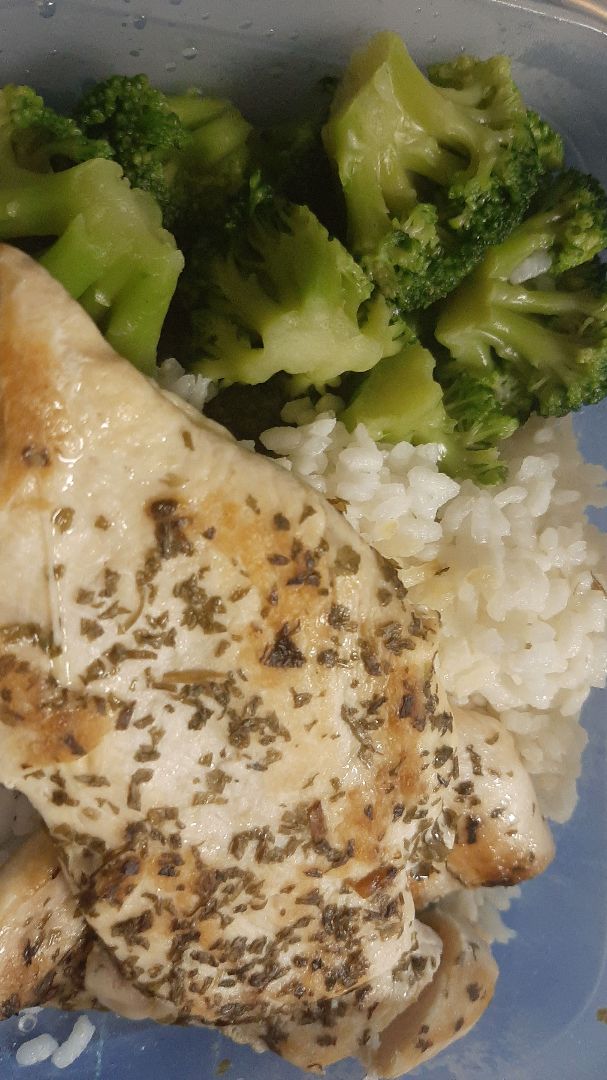 Pollo finas hierbas con brócoli y arroz Pollo finas hierbas con brócoli y arroz
