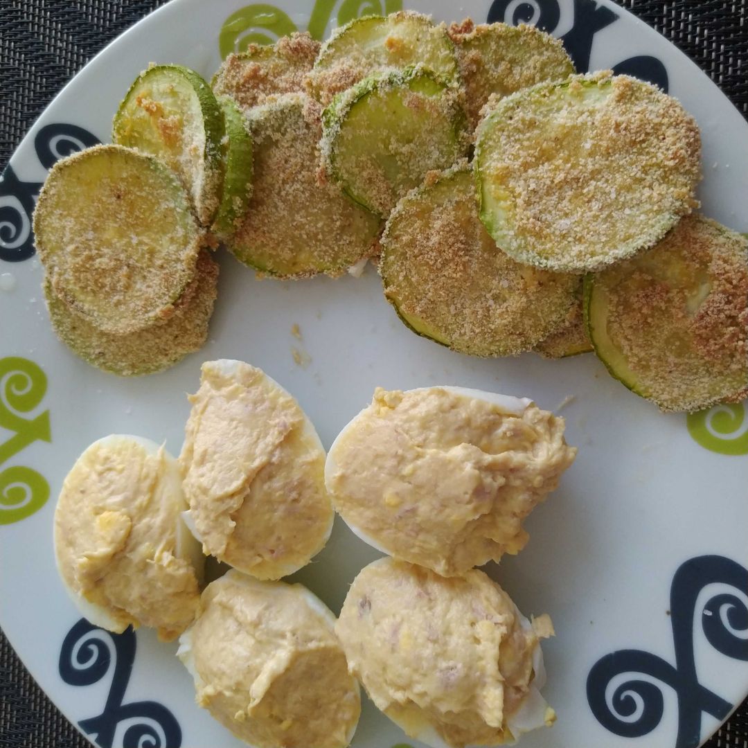 Huevos rellenos con chips de calabacín al horno