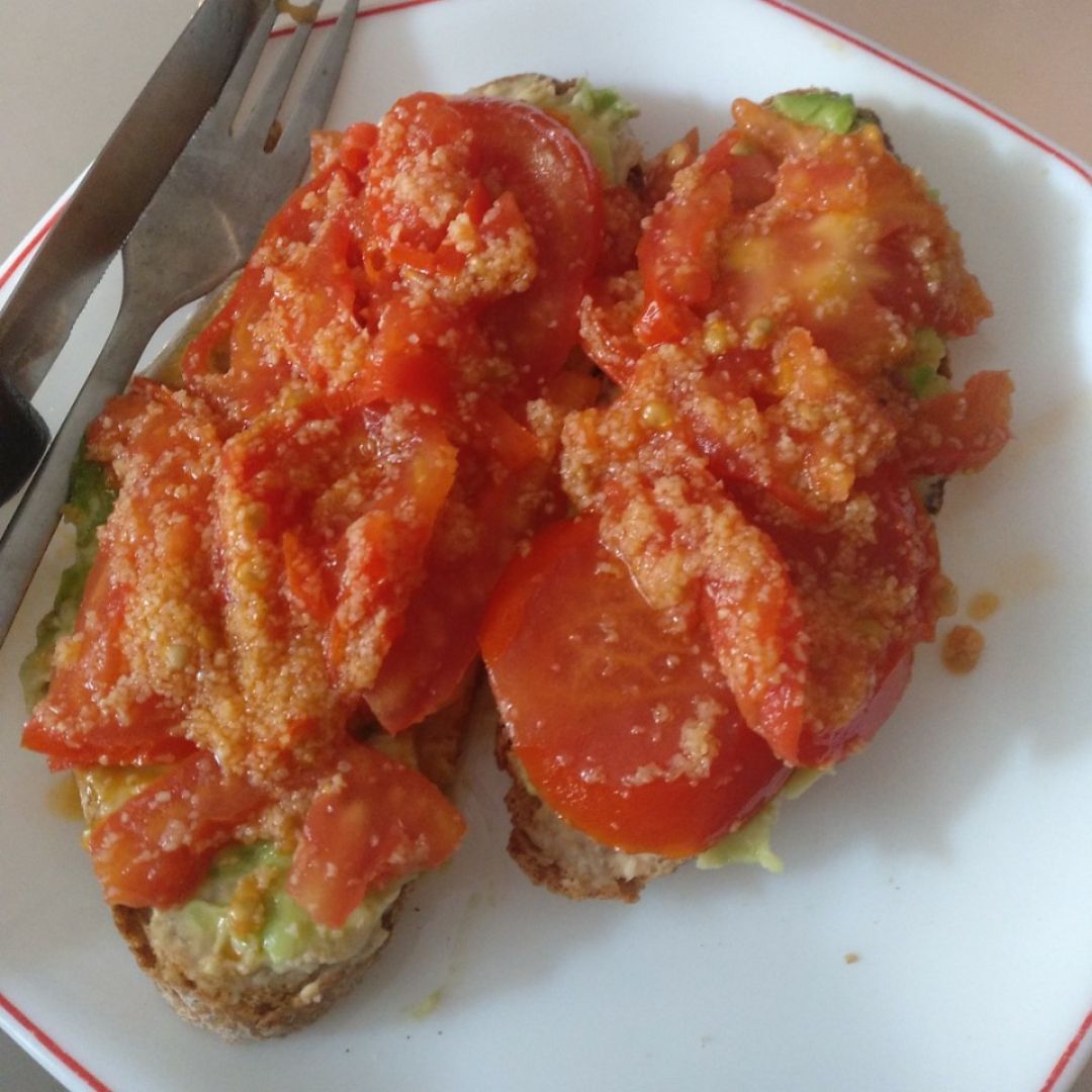 Tostada humus, aguacate y tomate Tostada humus, aguacate y tomate