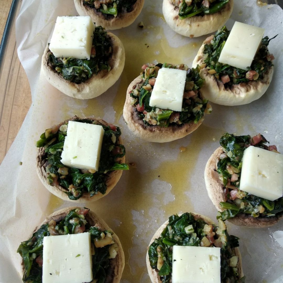 Champiñones rellenos de espinacas con jamón y queso Champiñones rellenos de espinacas con jamón y queso