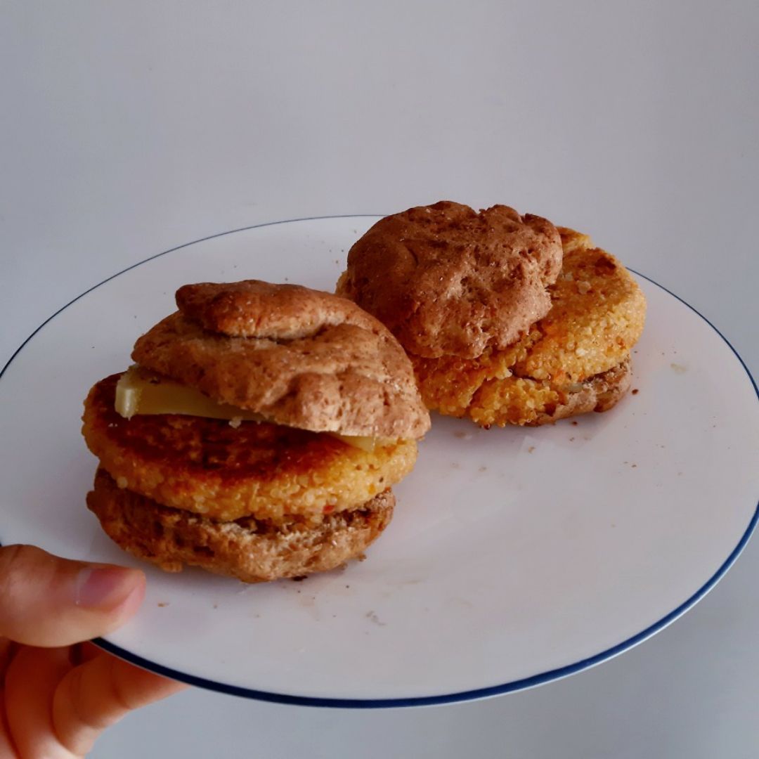Hamburguesa de quinoa y verduras Hamburguesa de quinoa y verduras
