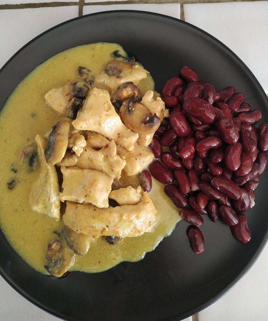 Pechuga de pavo con champiñones y alubias pintas Pechuga de pavo con champiñones y alubias pintas