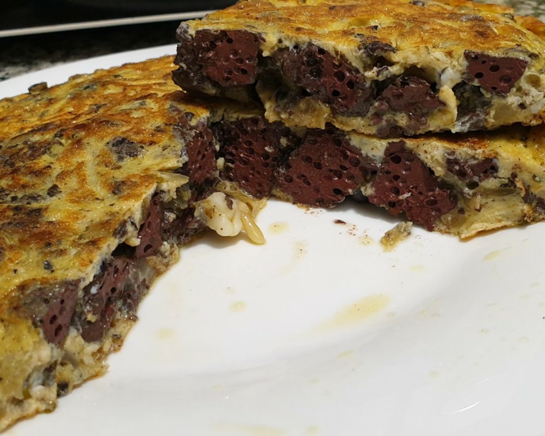 TORTILLA DE SANGRE FRITA Y CEBOLLA TORTILLA DE SANGRE FRITA Y CEBOLLA
