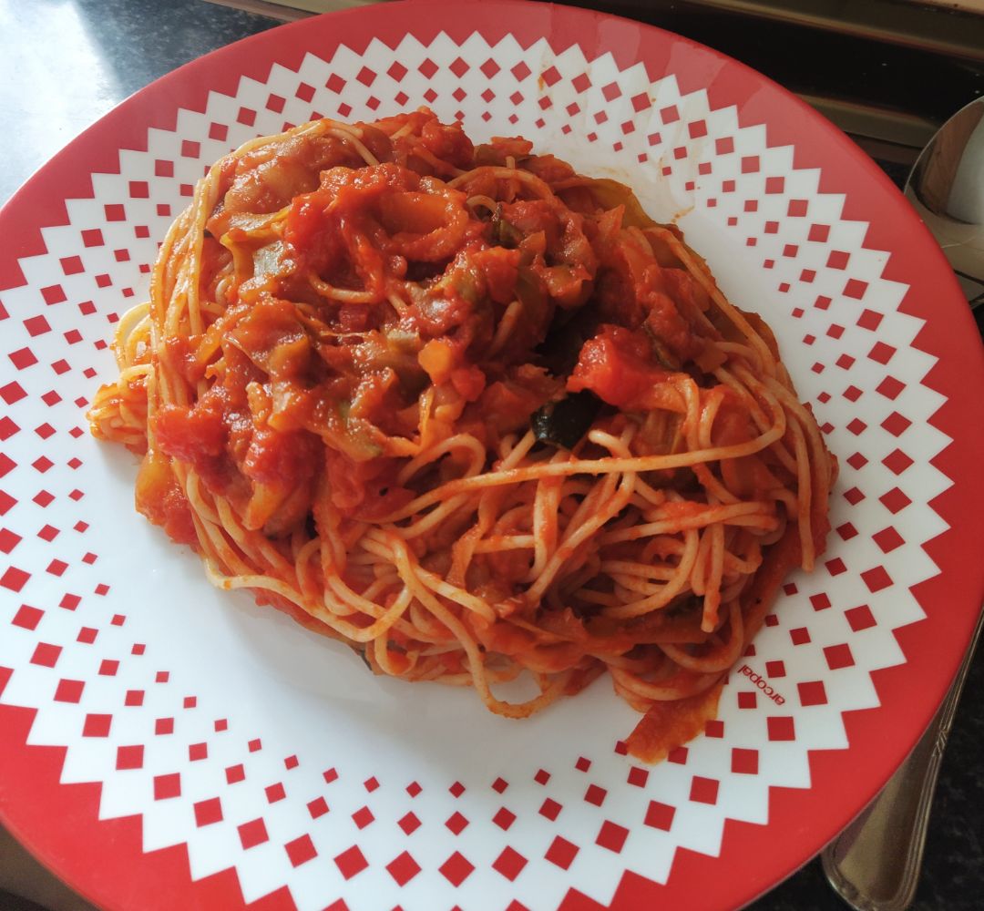 Espaguetis con calabacín y tomate 🥒🍅 Espaguetis con calabacín y tomate 🥒🍅