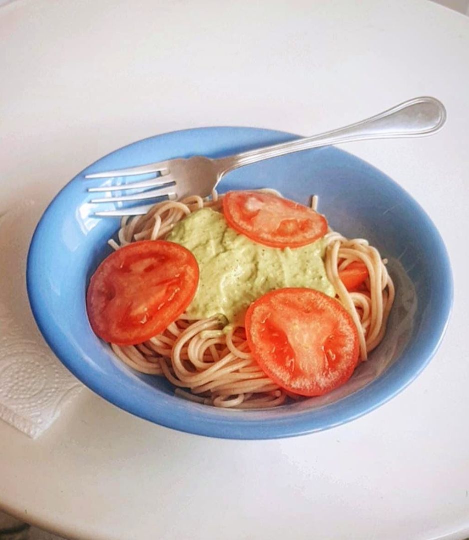 Espaguetis integrales con tomate natural y salsa de aguacate