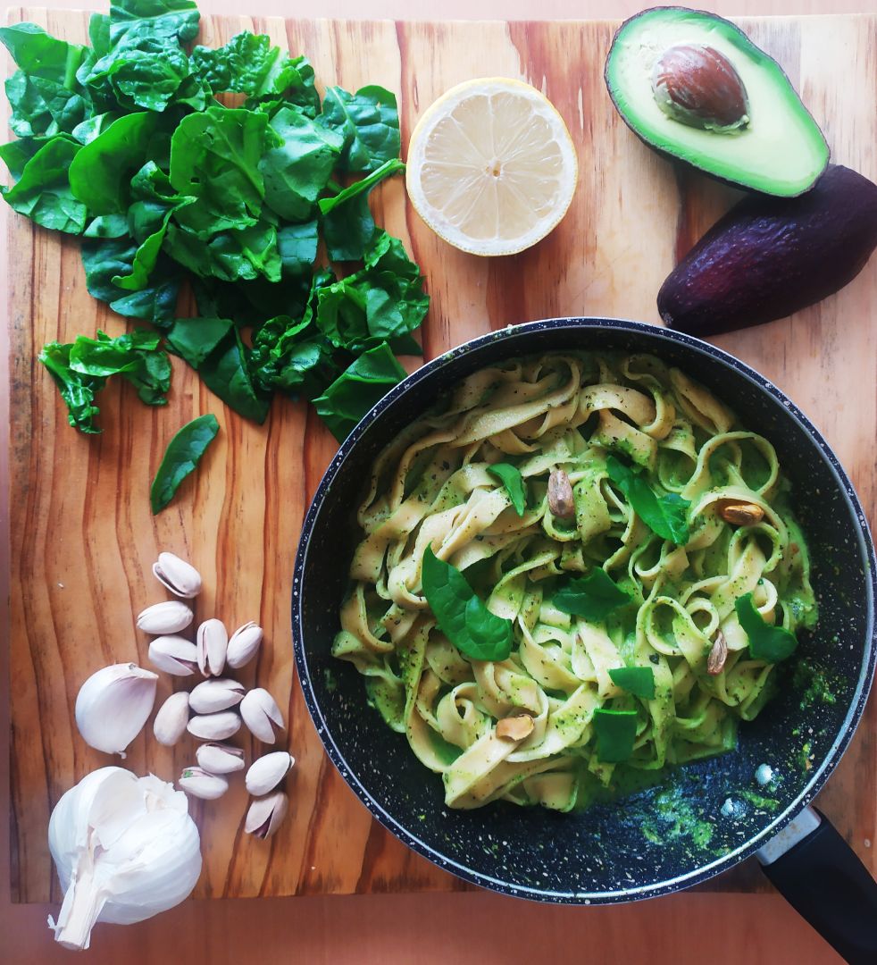 Pasta con Pesto de espinacas, pistachos y aguacate