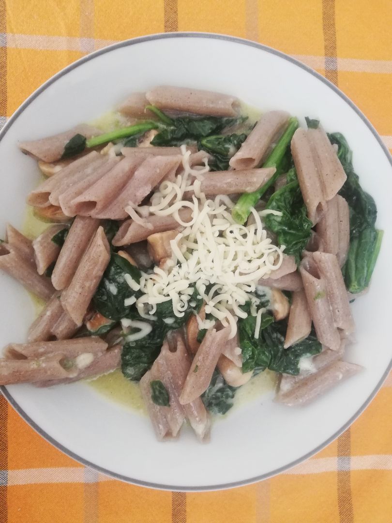 Pasta con espinacas, champiñon y queso Pasta con espinacas, champiñon y queso