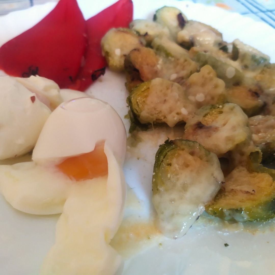 Coles de Bruselas, Piquillos y huevos Coles de Bruselas, Piquillos y huevos