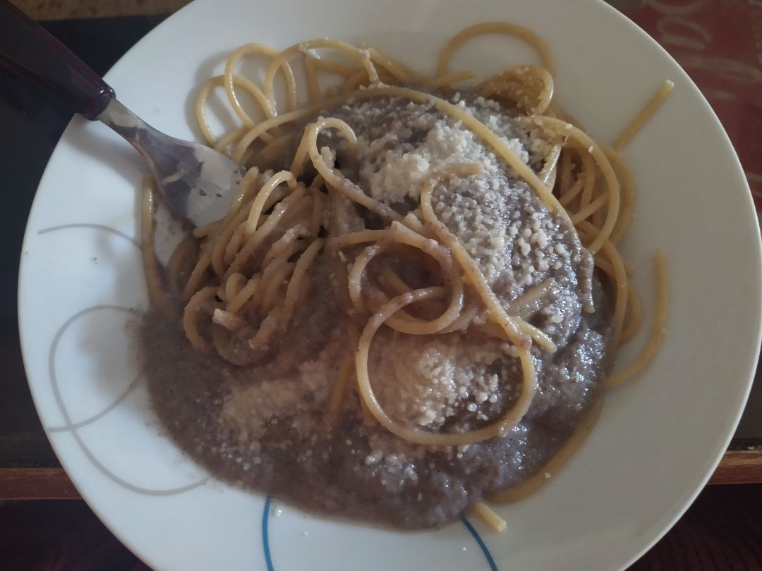 Espaguetis con salsa de champiñones Espaguetis con salsa de champiñones