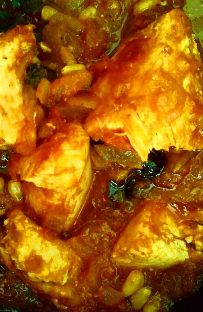 Solomillo de cerdo con tomate š
pasas y piƱones Solomillo de cerdo con tomate š
pasas y piƱones