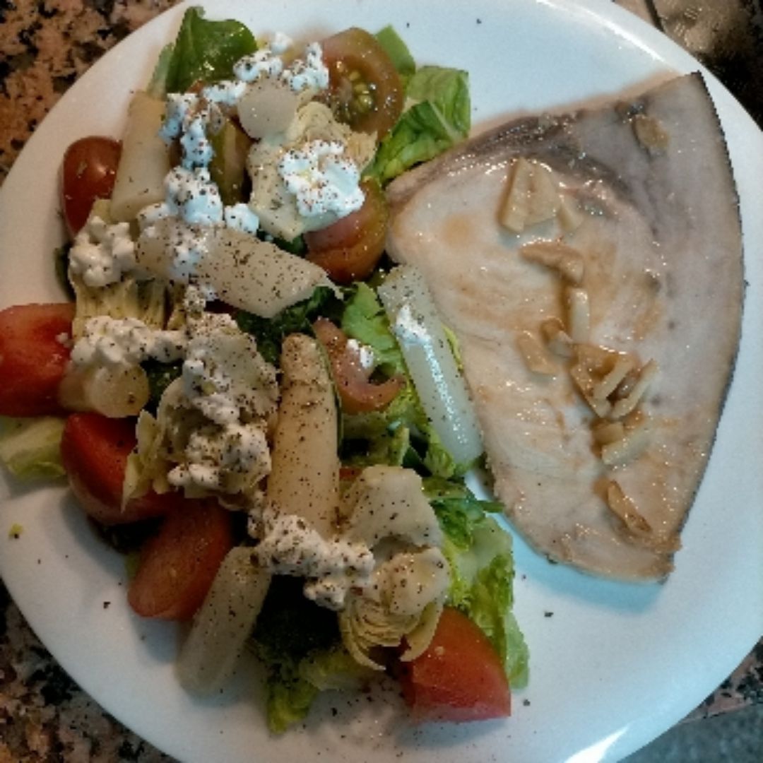 Emperador a la plancha aliñado y ensalada Emperador a la plancha aliñado y ensalada