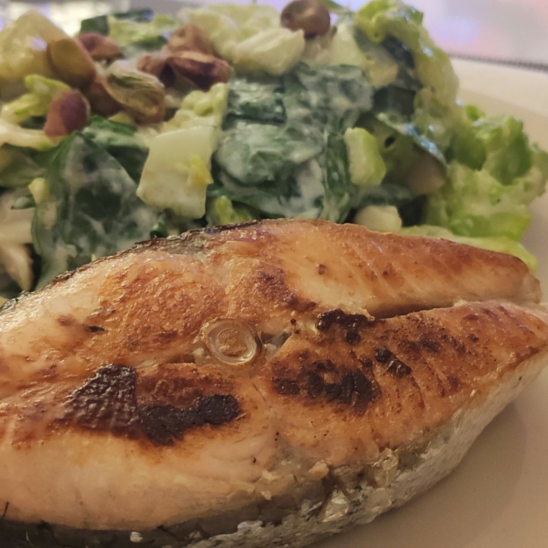 Salmón a la plancha con ensalada