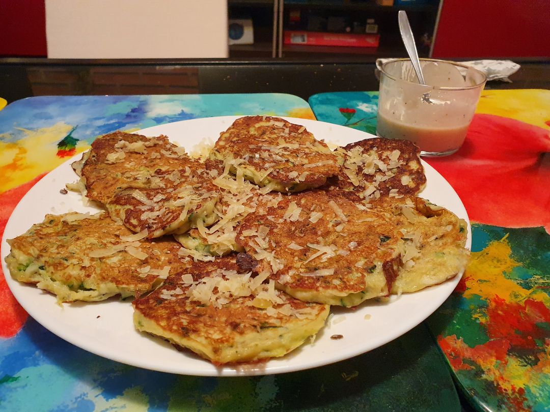 Tortitas de calabacín con salsa agria de yogurt Tortitas de calabacín con salsa agria de yogurt