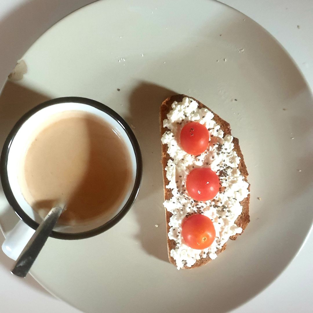 Tostada con queso cottage y cherries + café con leche. Tostada con queso cottage y cherries + café con leche.