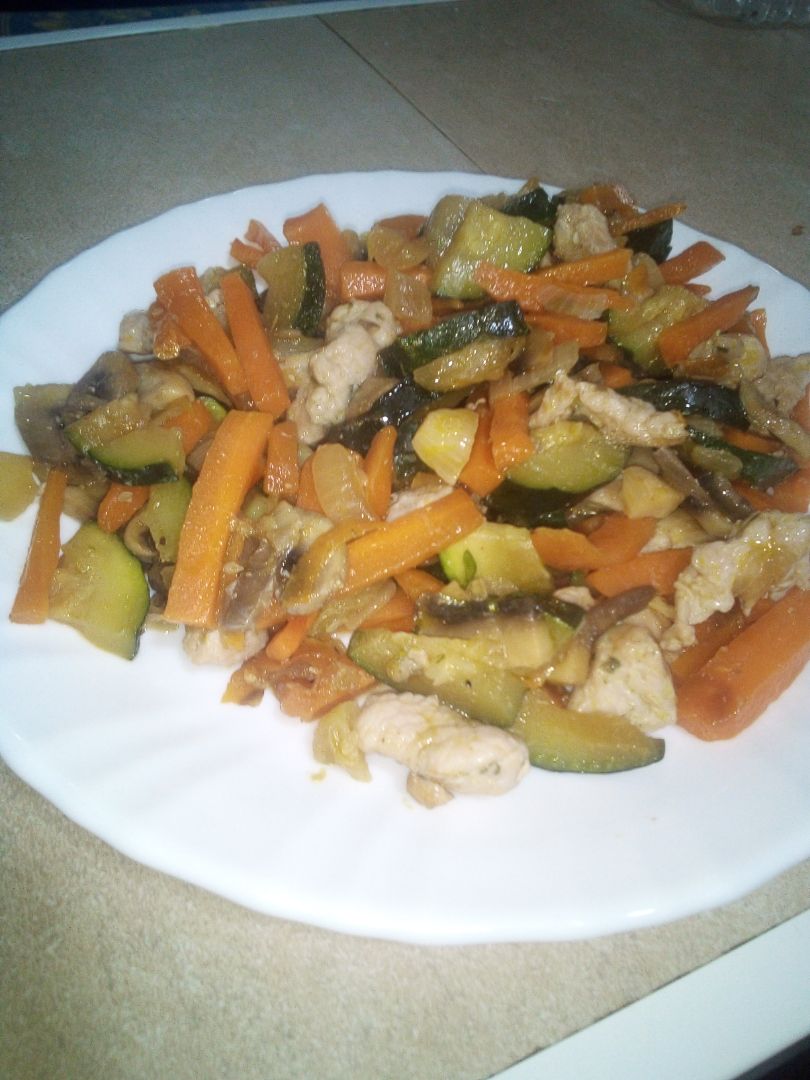 Salteado de verduras con pavo y salsa de soja Salteado de verduras con pavo y salsa de soja
