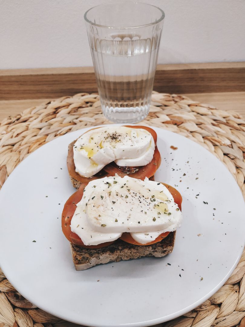 Tostadas con tomate y mozzarella Tostadas con tomate y mozzarella
