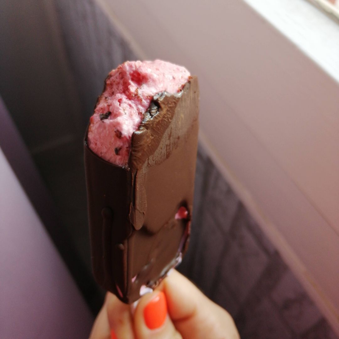 Helado de chocolate y fresa