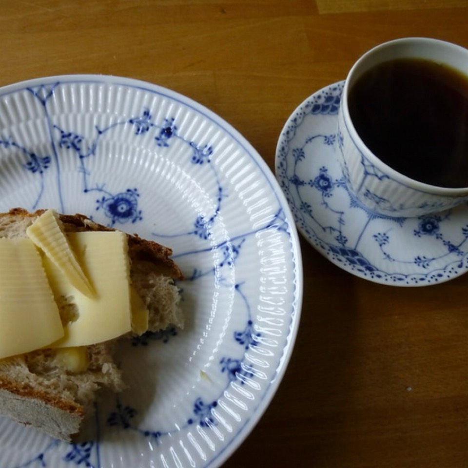 Cafe con leche desnatada y tostadas con aceite y queso Cafe con leche desnatada y tostadas con aceite y queso