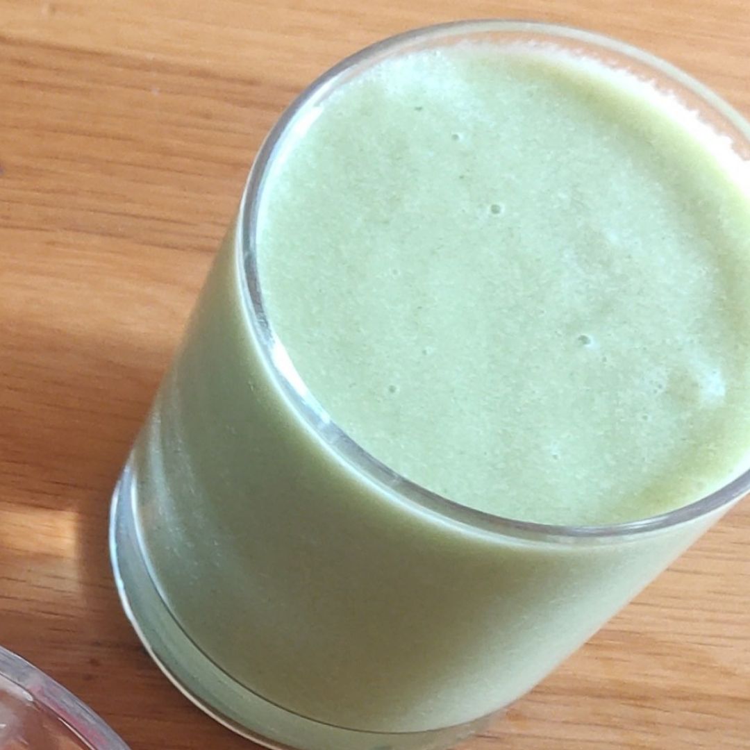 Batido de leche de arroz con coco, espinacas y pera Batido de leche de arroz con coco, espinacas y pera