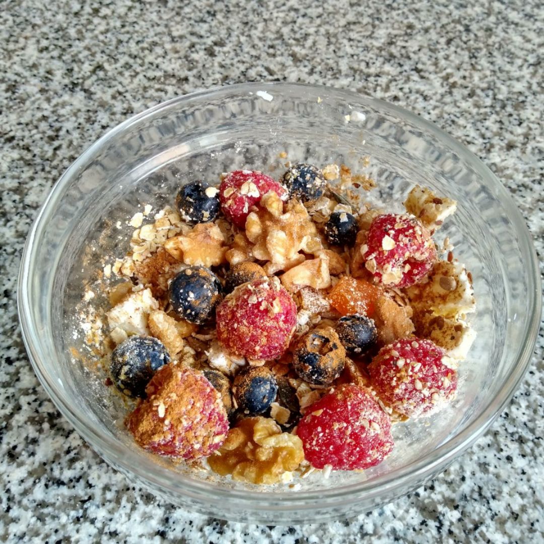 Bol queso fresco, frutos rojos, nueces y avena. Bol queso fresco, frutos rojos, nueces y avena.