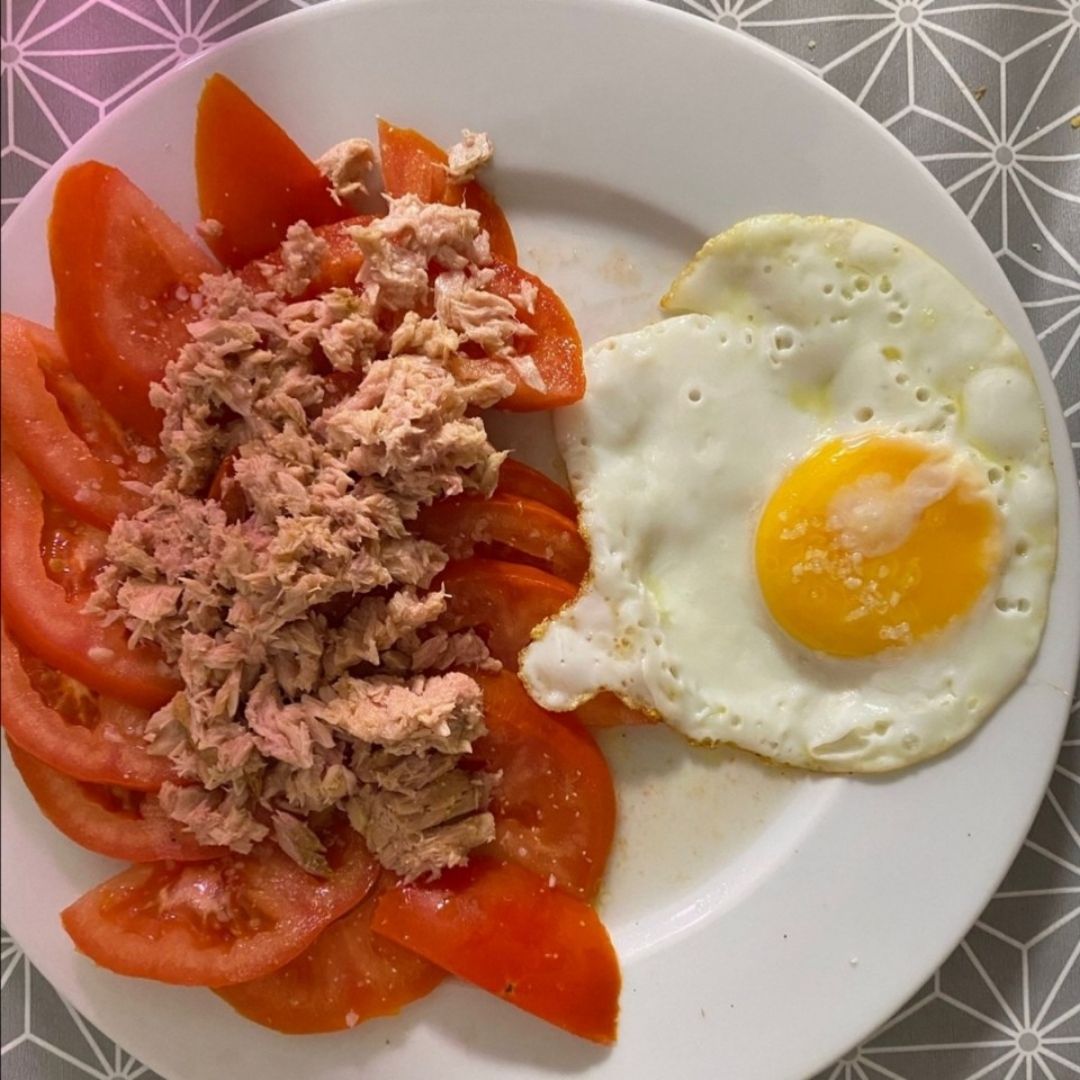Tomate con Atún y Huevo Plancha Tomate con Atún y Huevo Plancha