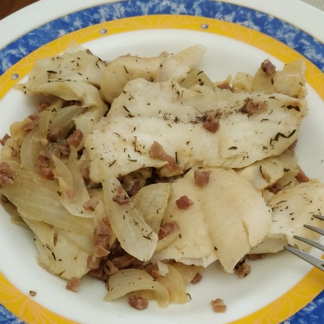 Merluza con jamón y cebolla Merluza con jamón y cebolla