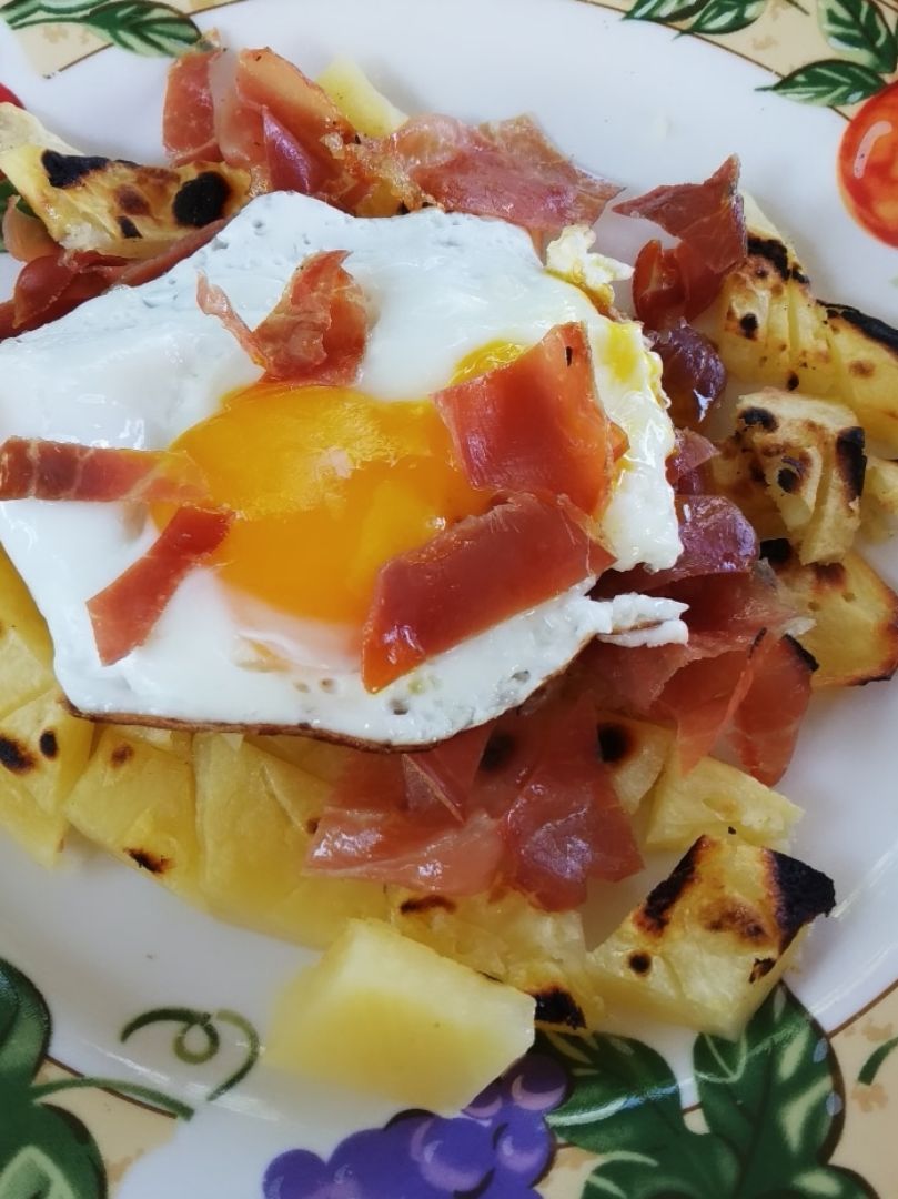 Patatas asadas con jamón y huevo Patatas asadas con jamón y huevo
