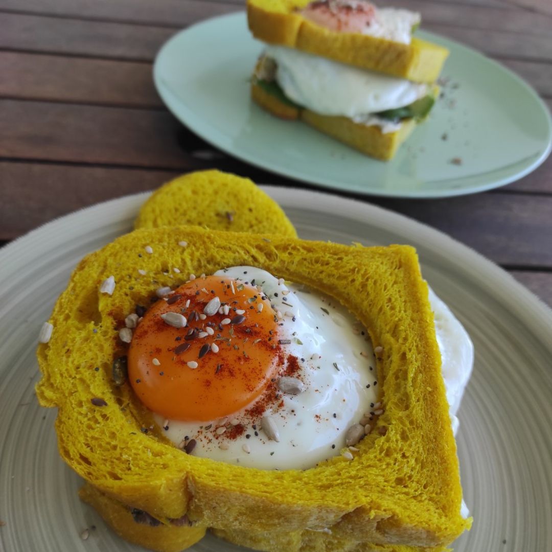 Sandwich de huevo, salmón y queso