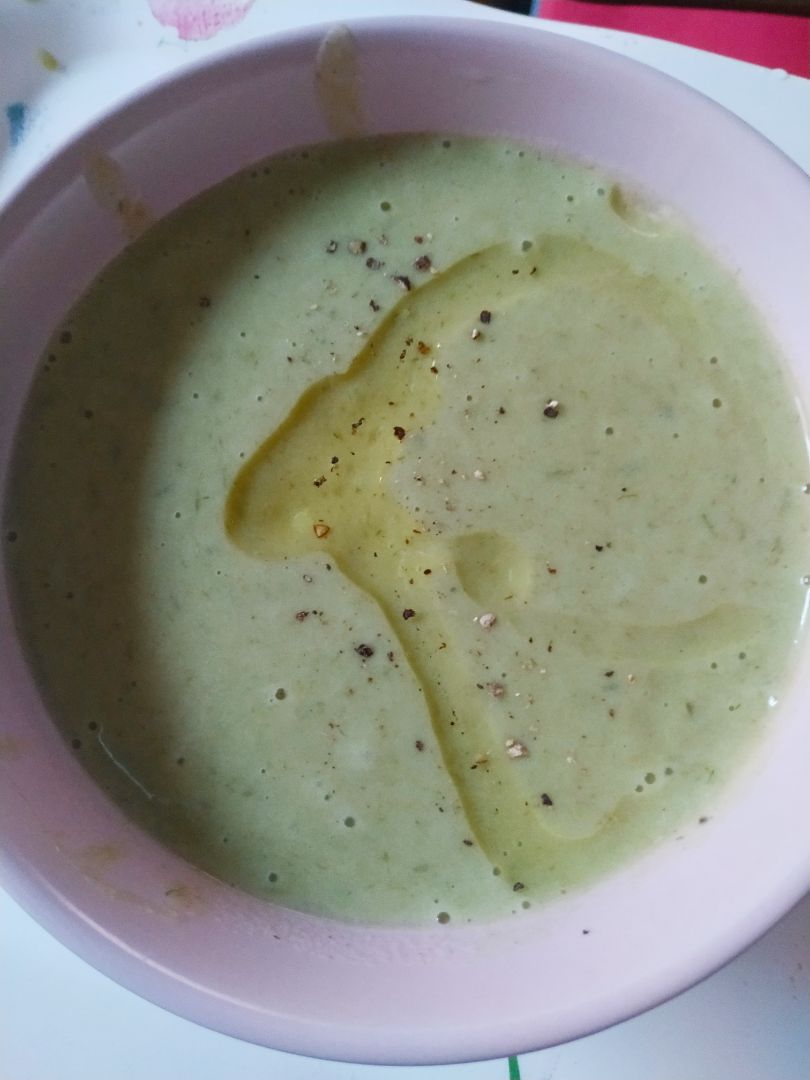Crema de dos ingredientes. ¡Aprovechamos la parte verde de los puerros! Crema de dos ingredientes. ¡Aprovechamos la parte verde de los puerros!