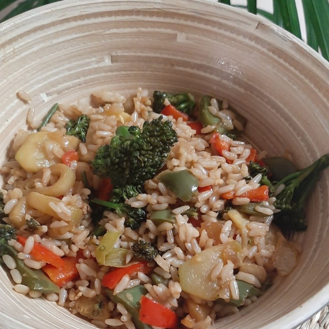 Arroz con verduras y salsa de soja