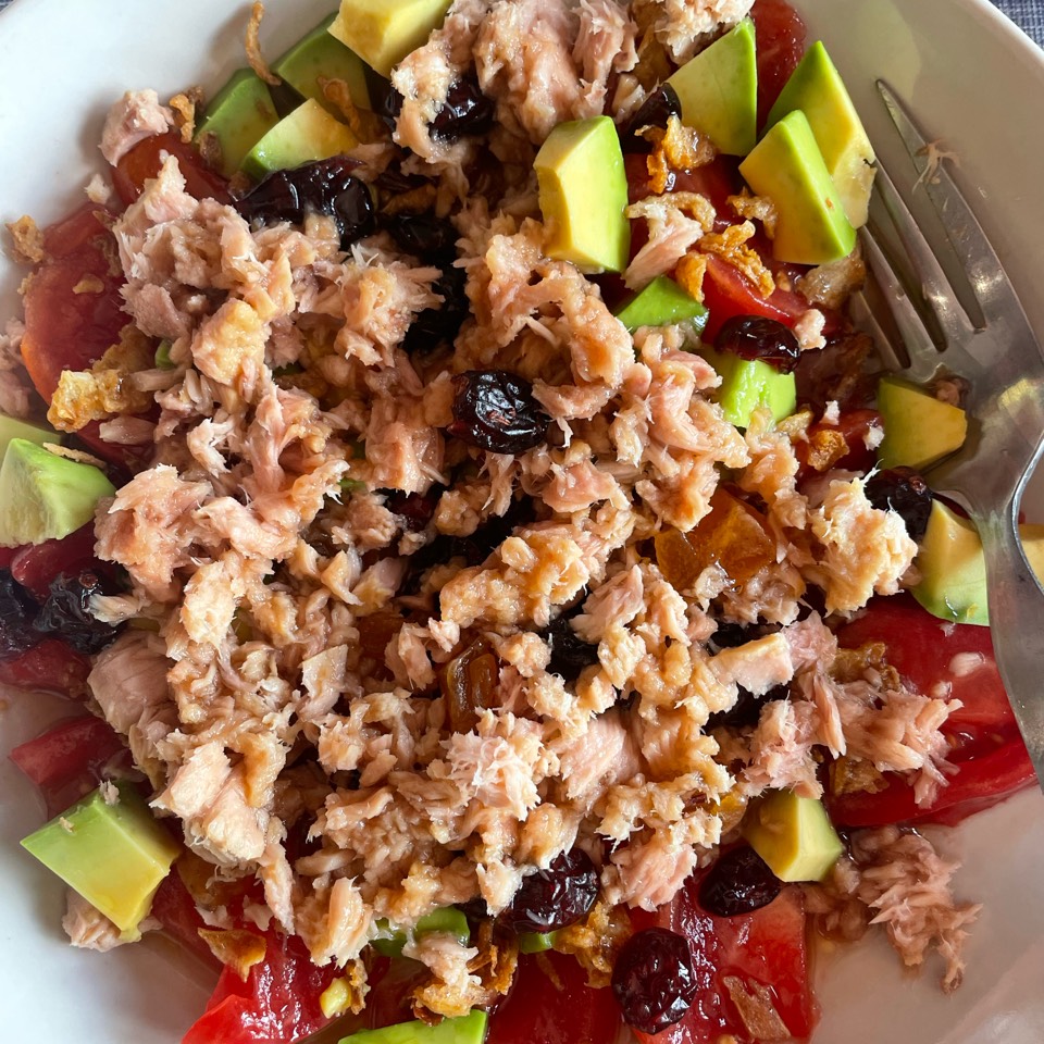 Ensalada de atún con tomate, aguacate, cebolla caramelizada y frutos rojos.