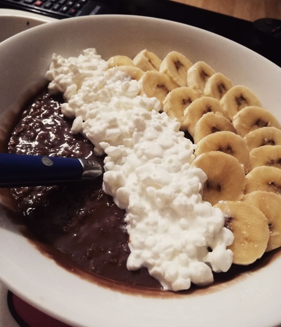 Porridge de cacao salado con plátano y cottage Porridge de cacao salado con plátano y cottage