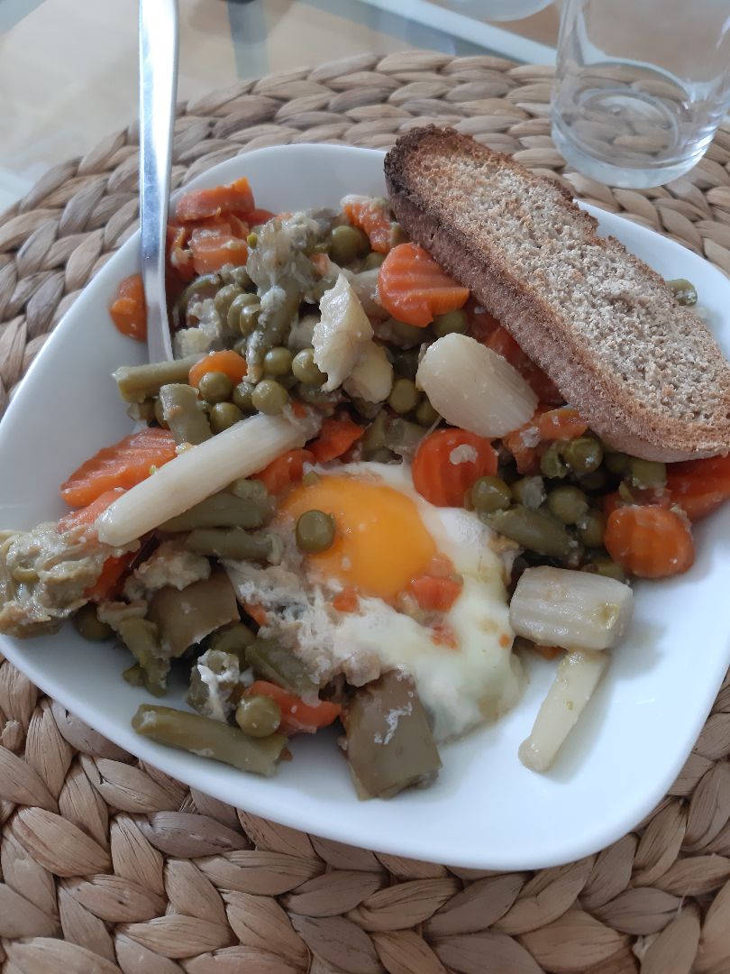 Menestra de verduras con huevo Menestra de verduras con huevo