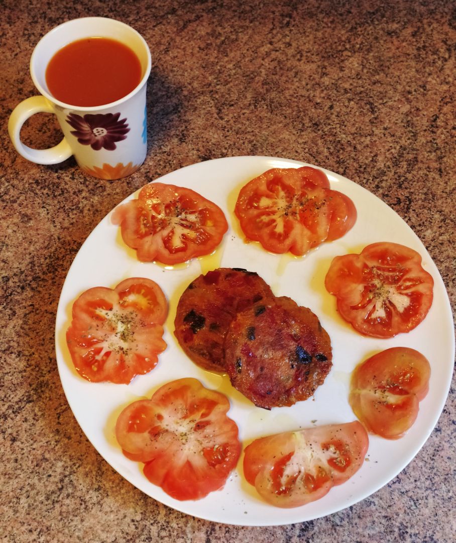 Hamburguesas de escalivada y queso de cabra con ensalada de tomate y gazpacho