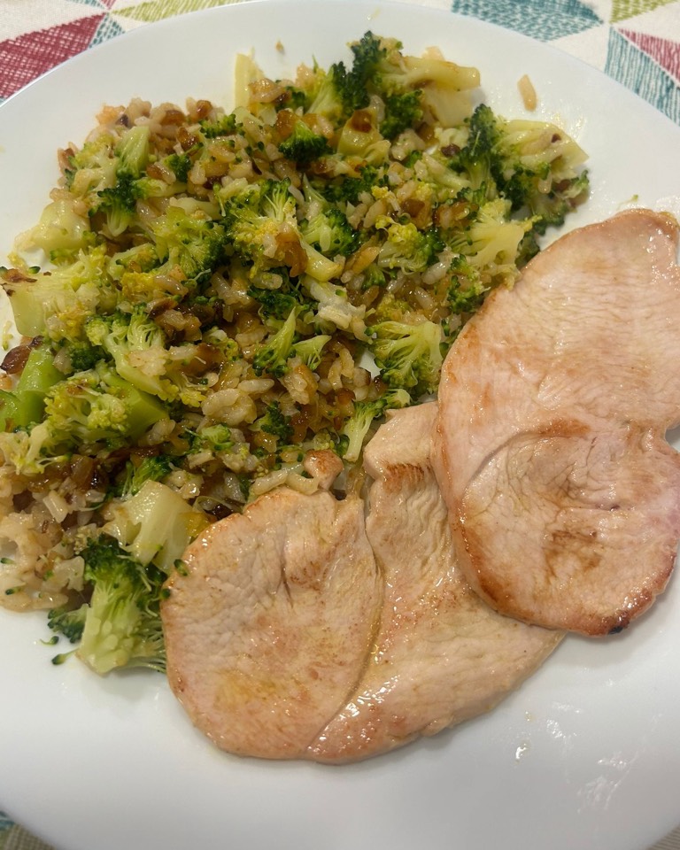 Filetes de pavo con guarnición de arroz, cebolla y brócoli Filetes de pavo con guarnición de arroz, cebolla y brócoli