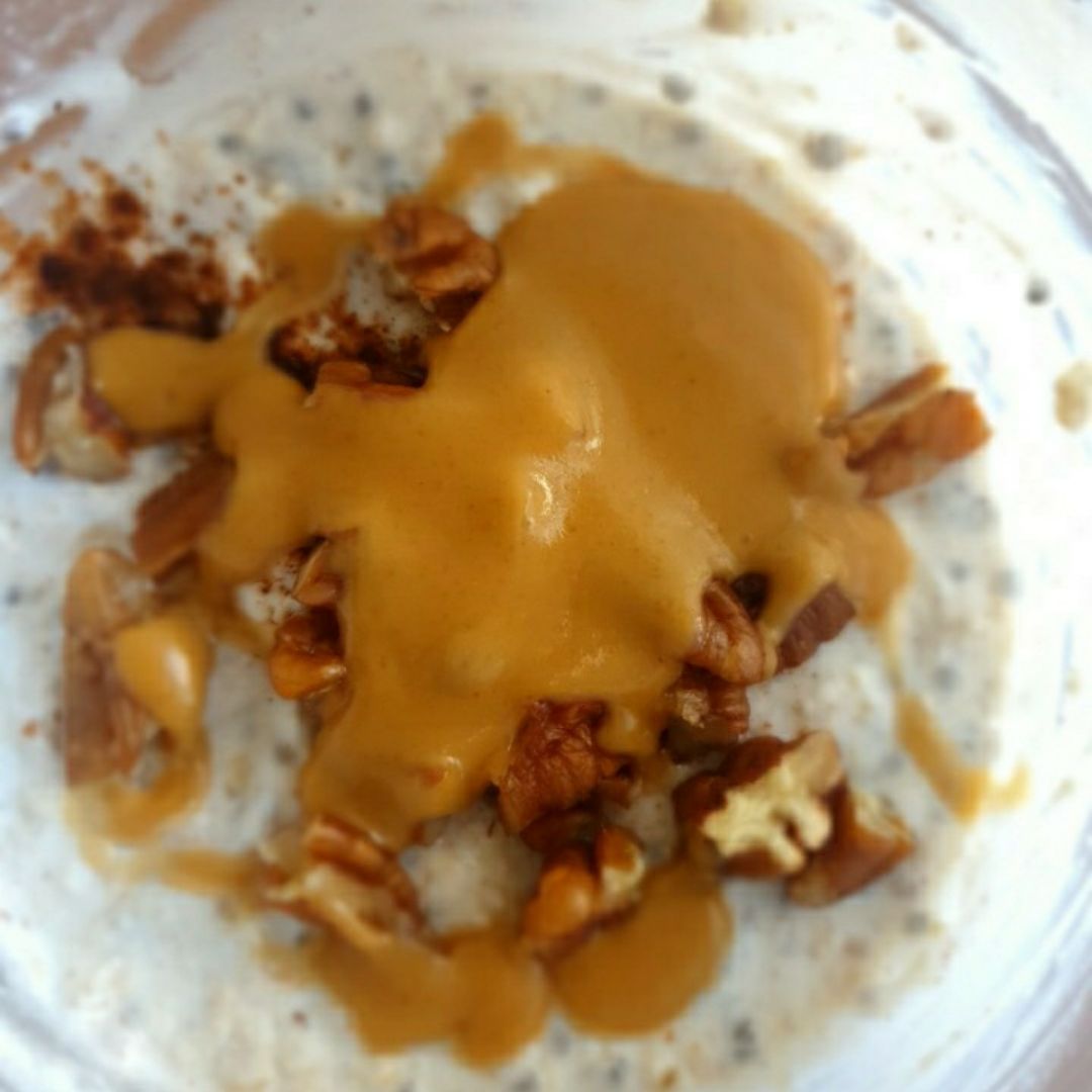 Avena con queso batido, chia, crema de cacahuete y nueces Avena con queso batido, chia, crema de cacahuete y nueces