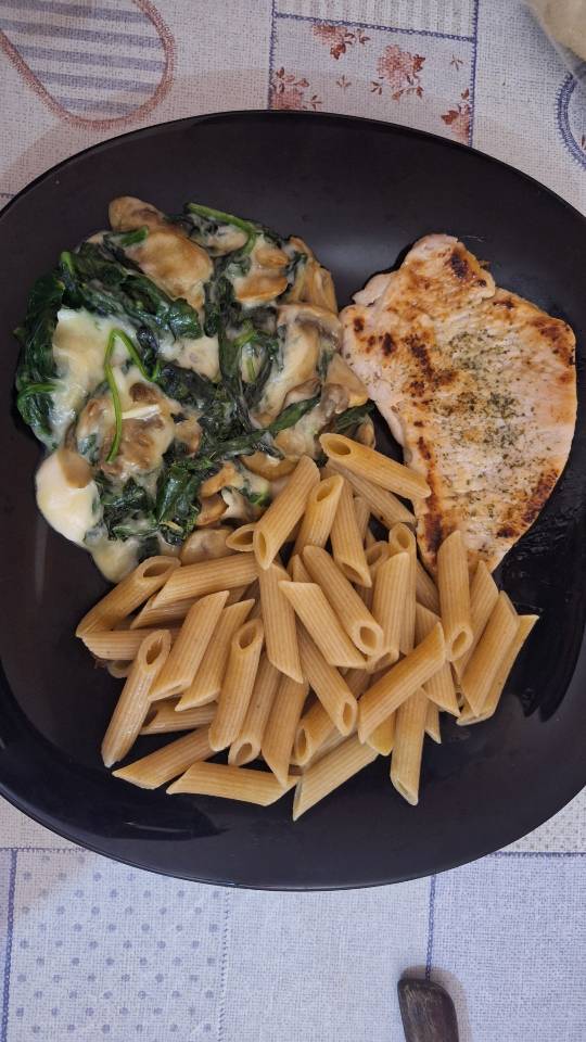 Pechuga de pavo (PL) con espinacas,champiñones y mozarella acompañado de pasta integral Pechuga de pavo (PL) con espinacas,champiñones y mozarella acompañado de pasta integral