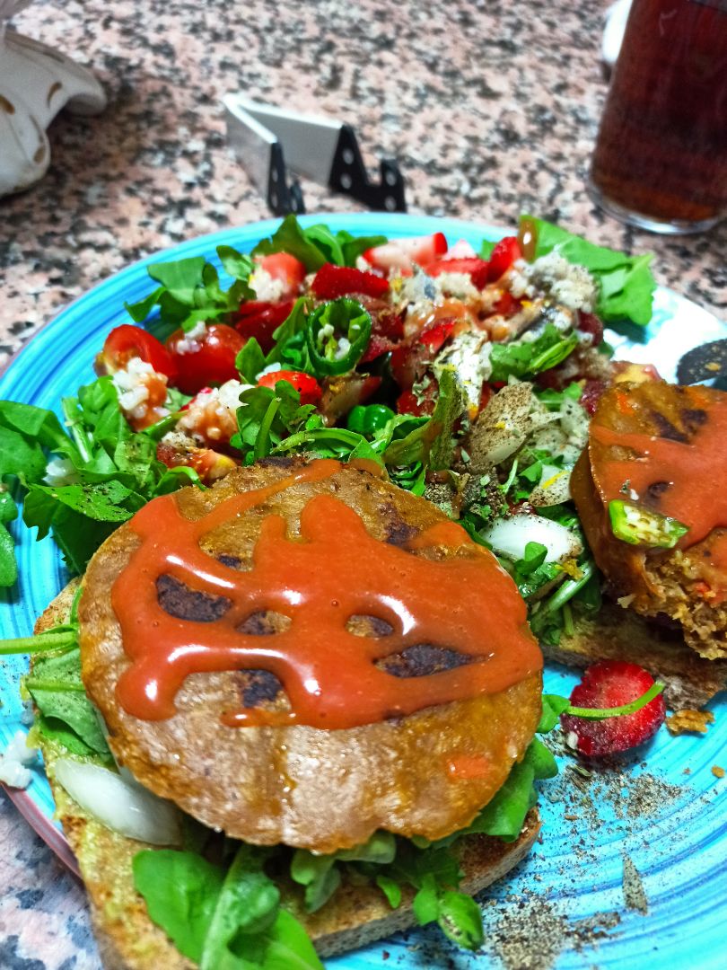 Burger seitán, quinoa y zanahoria con ensalada de mar. Burger seitán, quinoa y zanahoria con ensalada de mar.