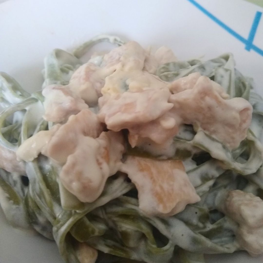 Tagliatelle de espinacas con pollo y salsa de queso Tagliatelle de espinacas con pollo y salsa de queso