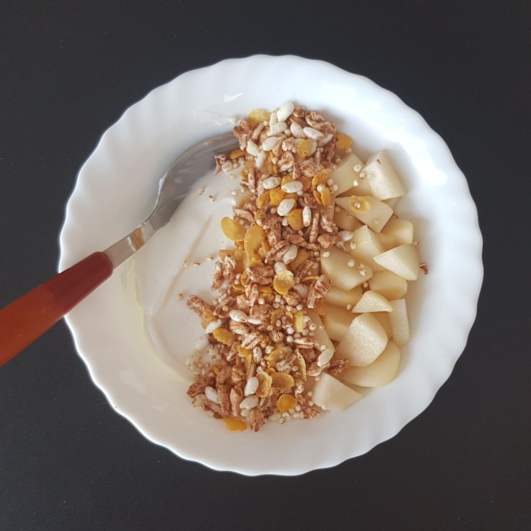 Bol de yogur con pera y cereales 