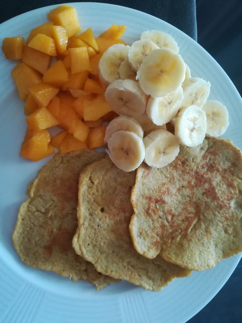Tortitas de huevo, avena y plátano. 
