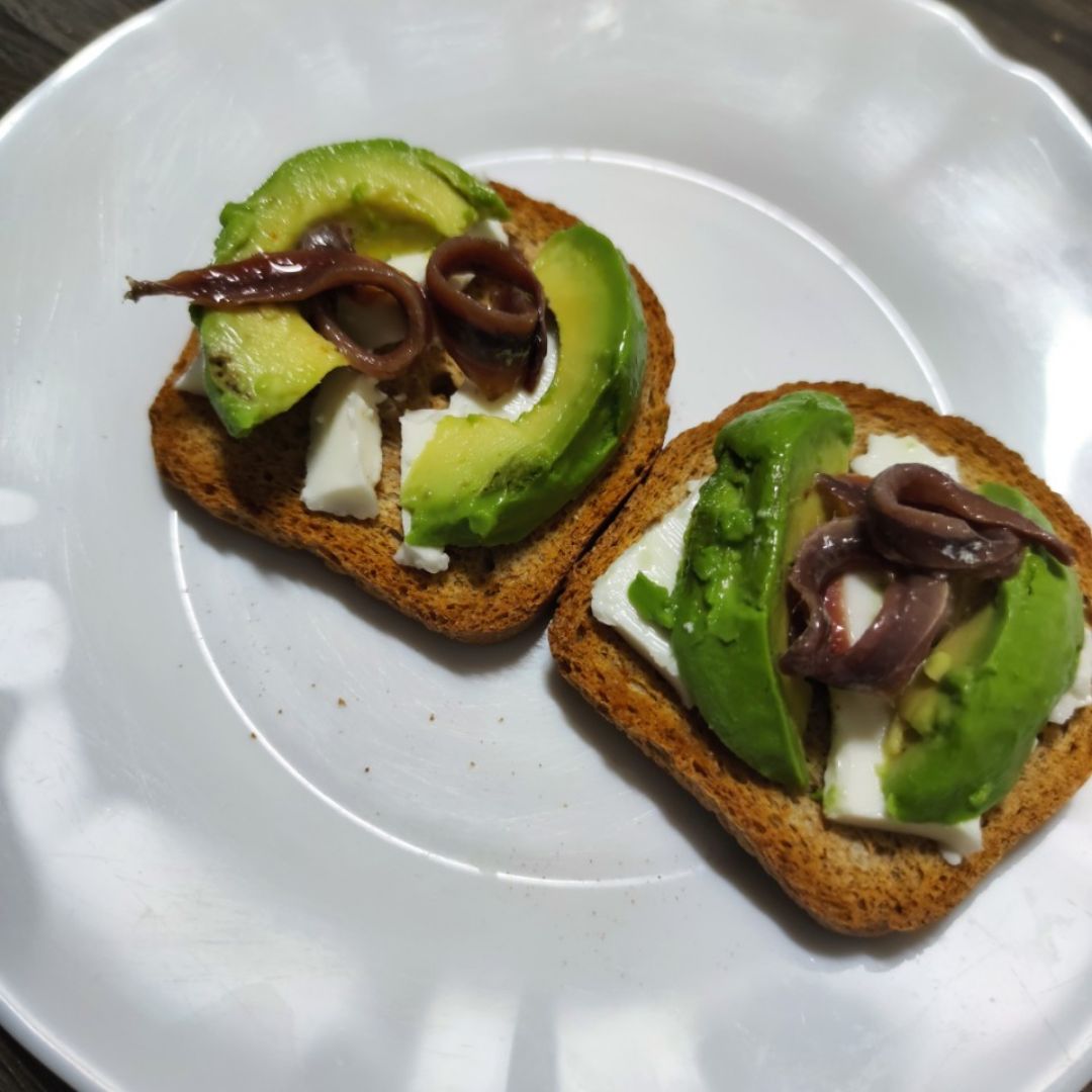 Tostas de aguacate y anchoa Tostas de aguacate y anchoa