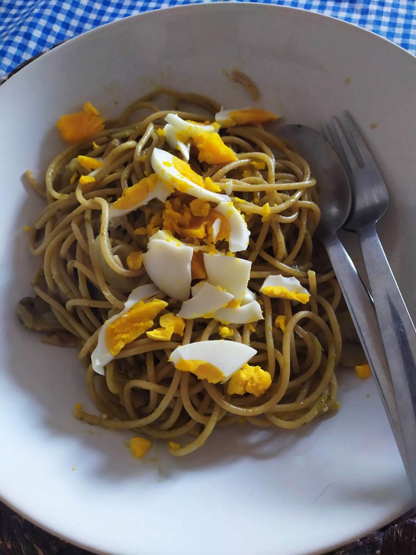 Espaguetis al pesto y algo más Espaguetis al pesto y algo más