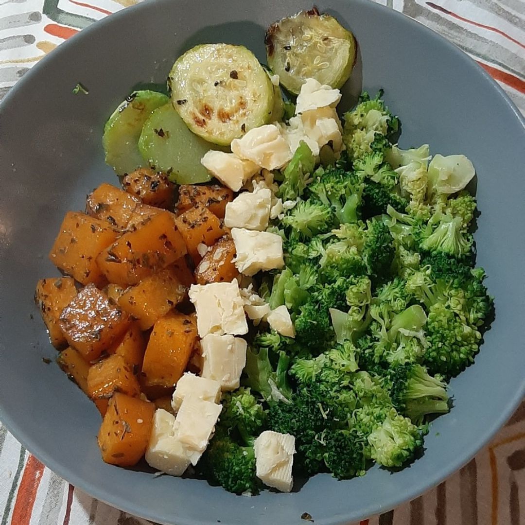 Ensalada de brócoli, calabaza, calabacín y queso