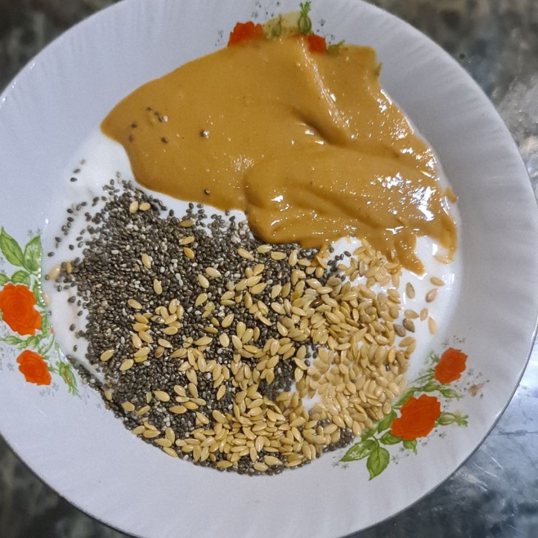Kefir con semillas y crema de cacahuete Kefir con semillas y crema de cacahuete