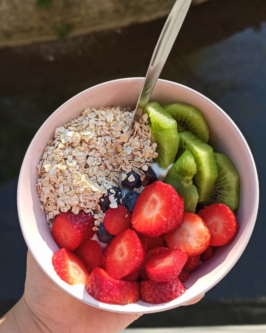 Bowl de queso  batido, fresas, kiwi, avena y arandanos