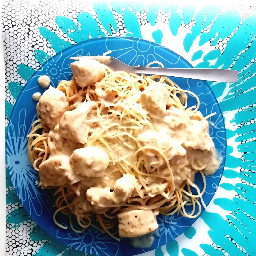 Espaguetis integrales con pollo y salsa de nata, setas y queso