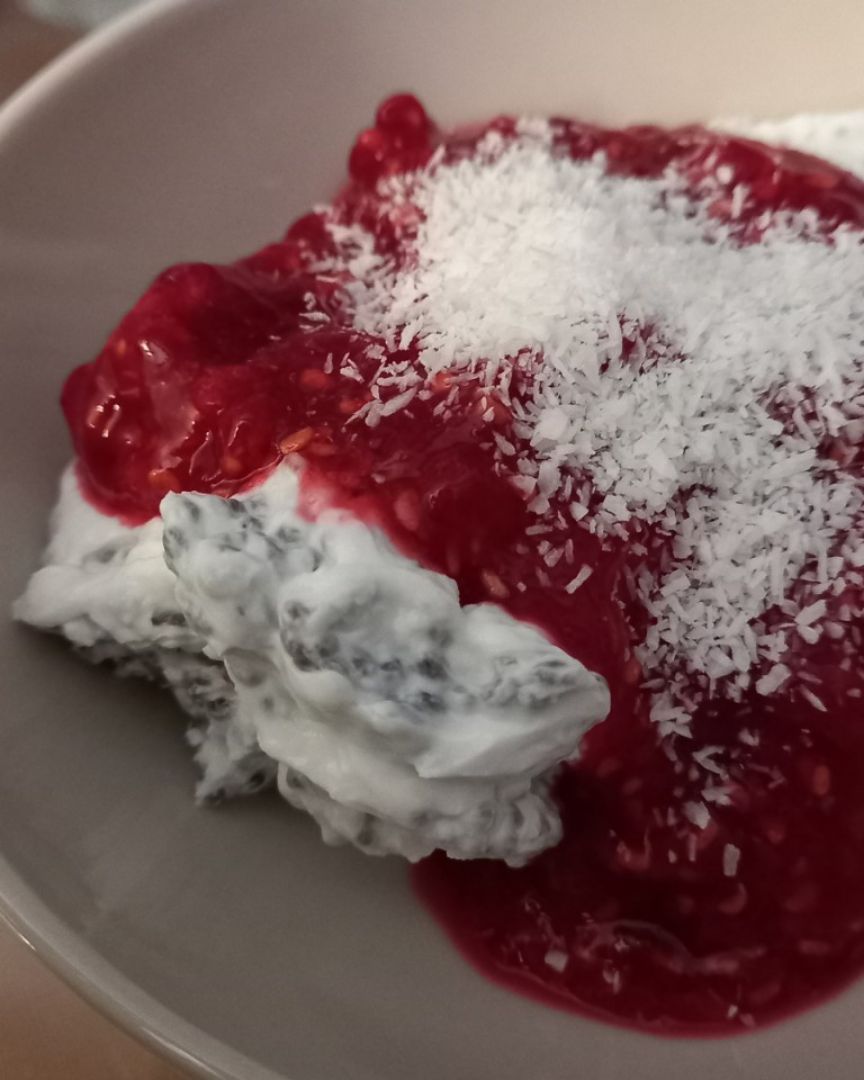 Yogurt con chía, frambuesas y coco