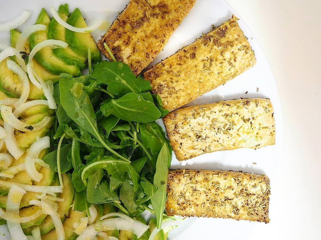 ENSALADA DE AGUACATE, RÚCULA Y TOFU ENSALADA DE AGUACATE, RÚCULA Y TOFU